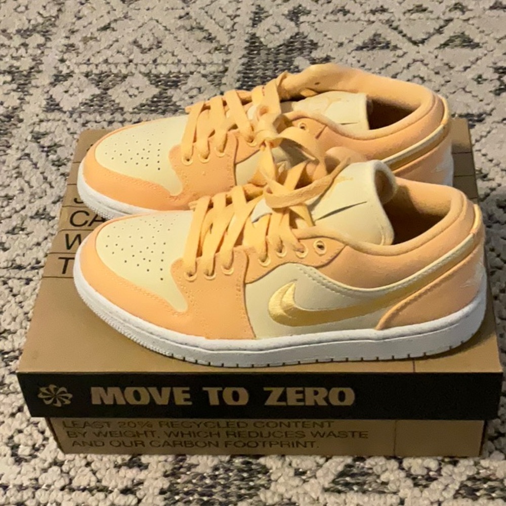NIB WOMANS AIR JORDAN 1 LOW SE